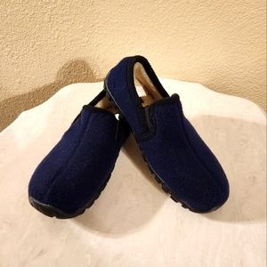 Old Navy Shearling indoor/outdoor slipper